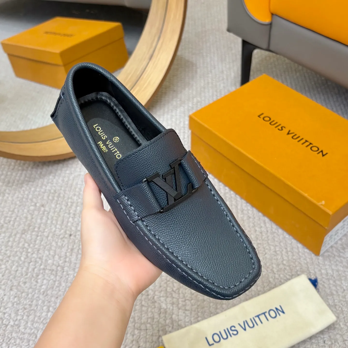 Men's men's shoes 💰420 (Yangli) LV 2⃣️0⃣️2⃣️5️⃣Spring and summer counter GLORIA series models ✈️Original factory special leather production, original last type. A classic driving slip-on casual shoe that shows an elegant style with exquisite craftsmanship details such as Monogram embossing all over the upper🌀Italian imported calfskin fabric Sheepskin foot pads➕Inside～Private mold replica sole Unique style Comfortable driving slip-on Size: 4-12 (38-46) Comes with [Counter packaging: original box, wrapping paper, card, instruction manual, shoehorn, cloth bag] No pressure to enter and leave the counter!